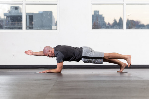 8 tư thế Yoga tăng cường sức mạnh cổ tay và phòng tránh chấn thương